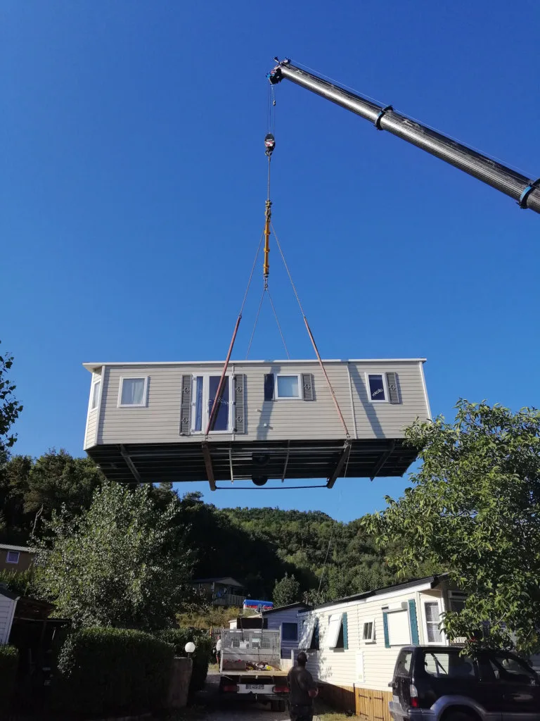 Grutage d'un mobil-home pour sa mise en place