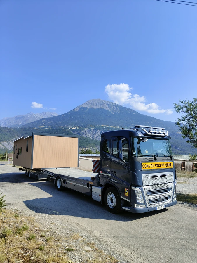 Camion transportant un module dans les Hautes-Alpes